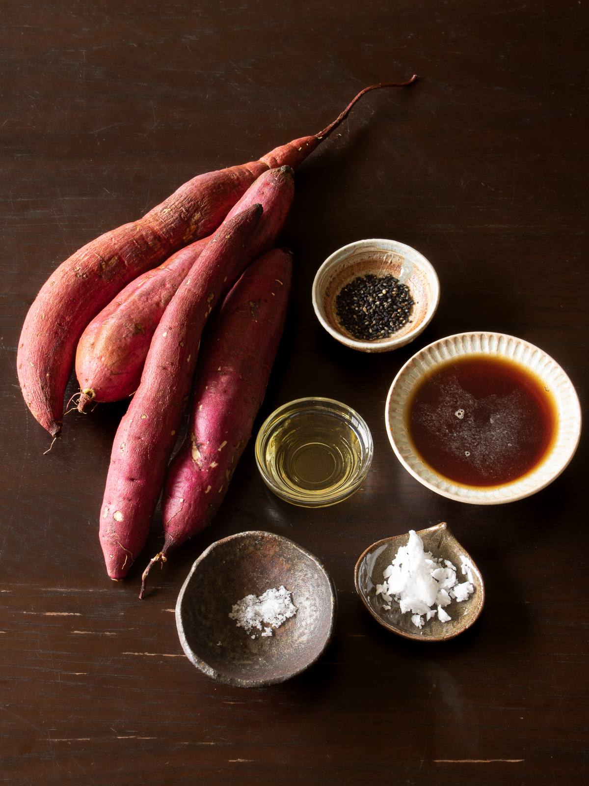 ヘルシーな揚げない大学芋の材料：サツマイモ、醤油、みりん、砂糖、酢、黒胡麻、ココナッツオイル、塩、植物油