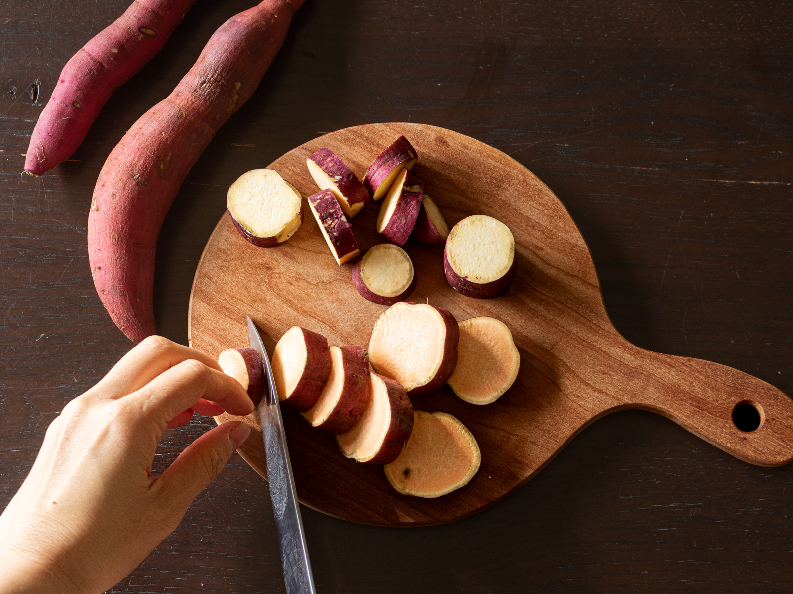 1.5~2cm厚に輪切りにしたサツマイモ。