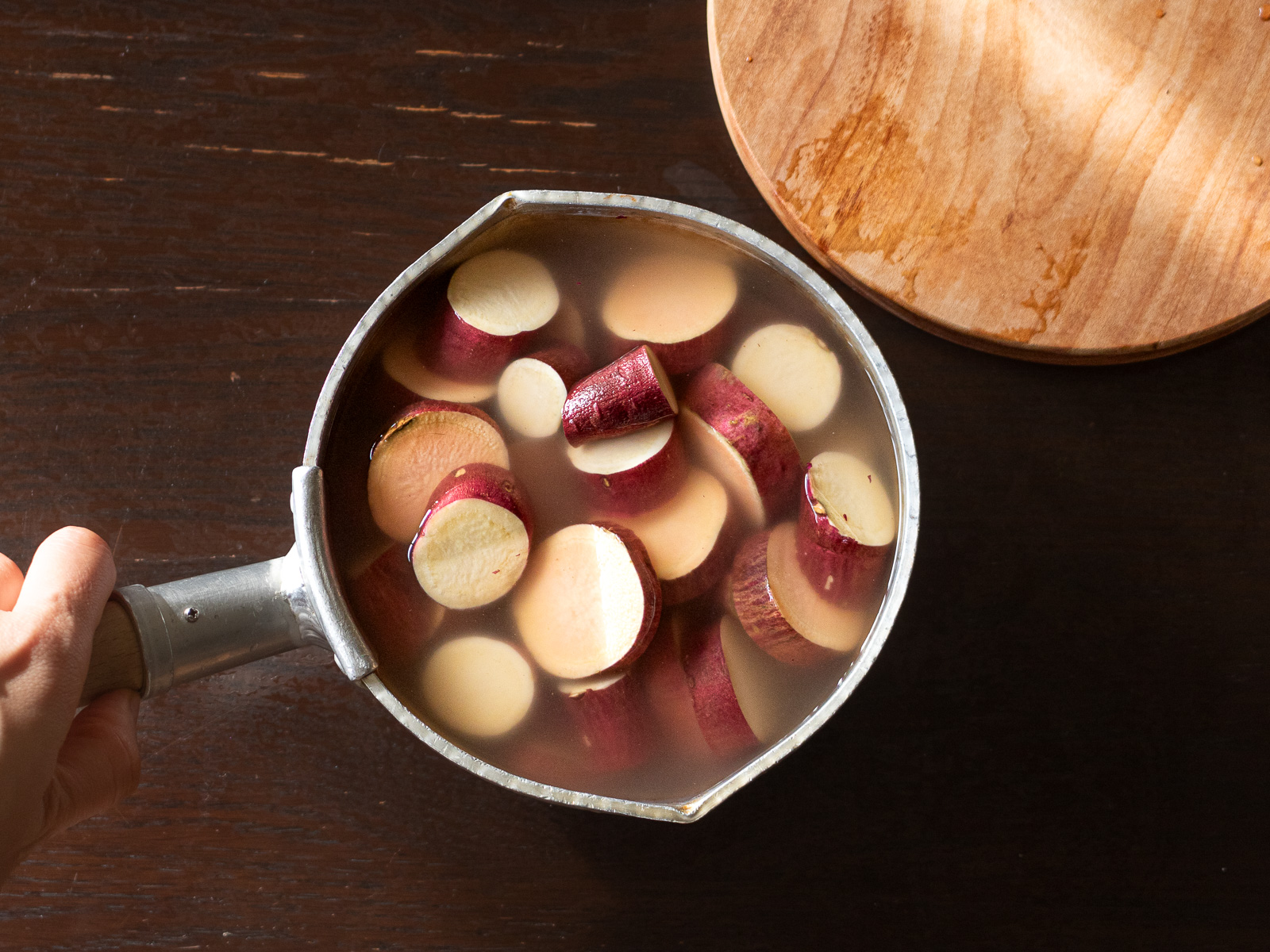 水にさらした輪切りにしたサツマイモ