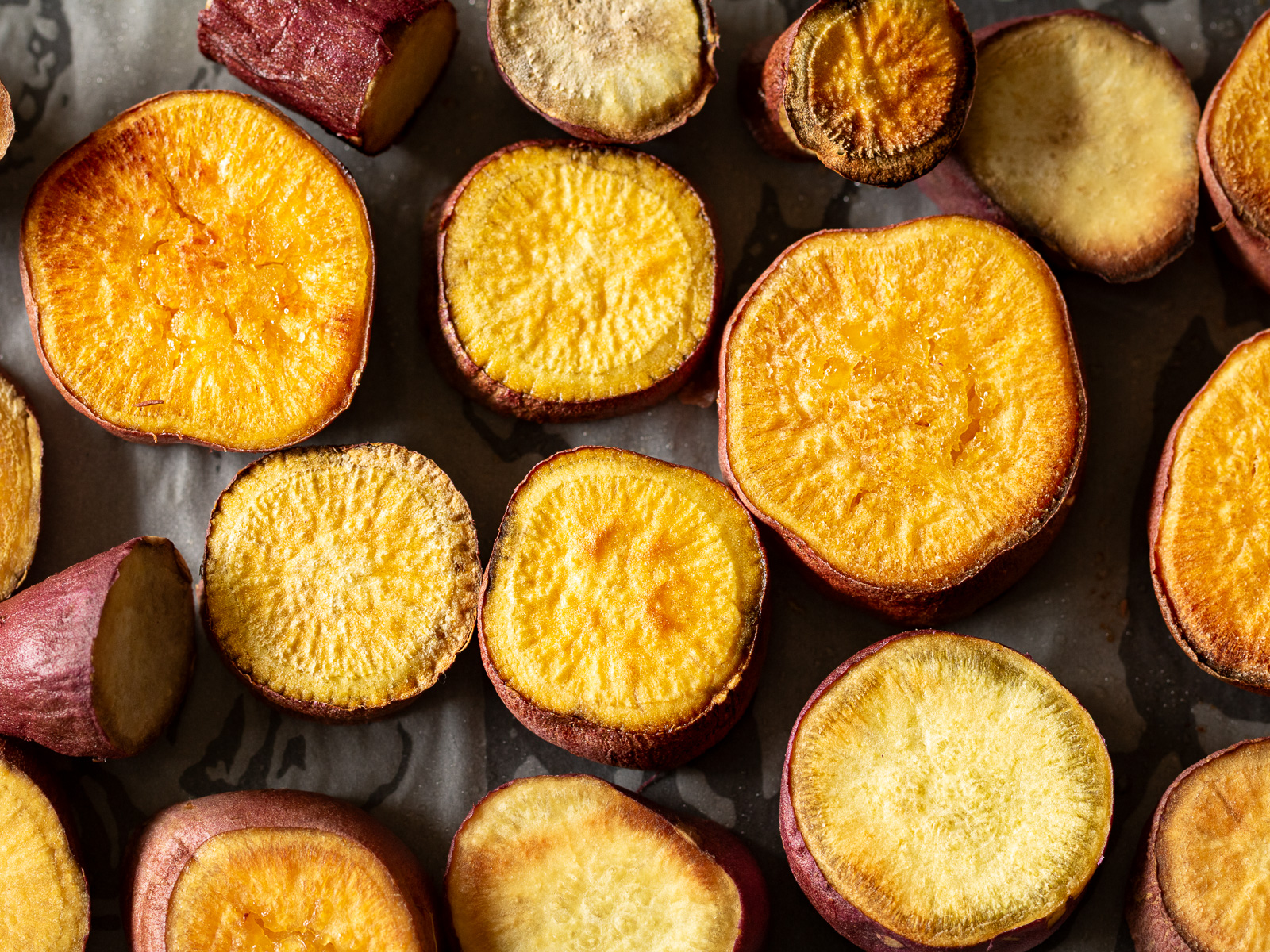 オーブンでホクホクに焼いた輪切りにしたサツマイモ