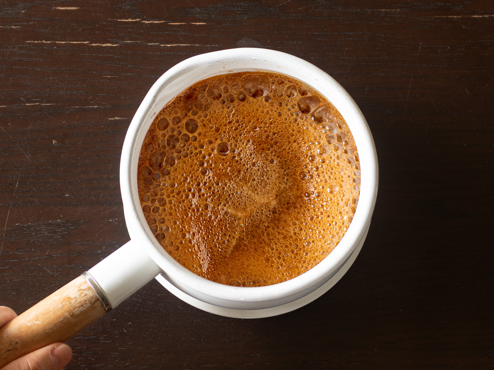 ブクブクと泡がたつまで火にかけた、砂糖控えめでヘルシーな大学芋のタレ。