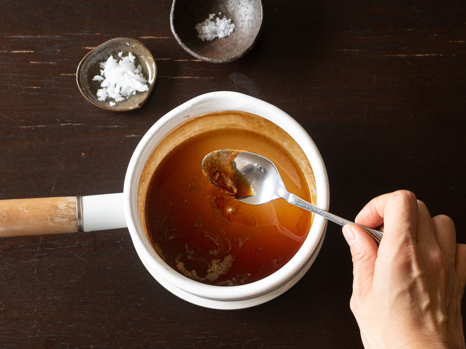 とろりとトロミがついた揚げない大学芋のタレ