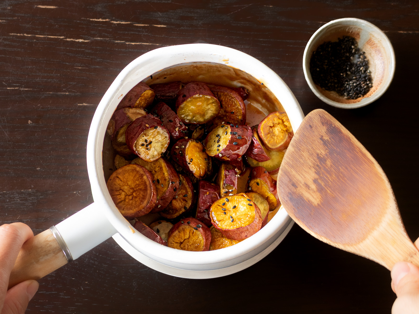 ホクホクに焼けたサツマイモとタレを絡め香ばしい黒胡麻をふった、出来上がり直前の揚げないヘルシー大学芋