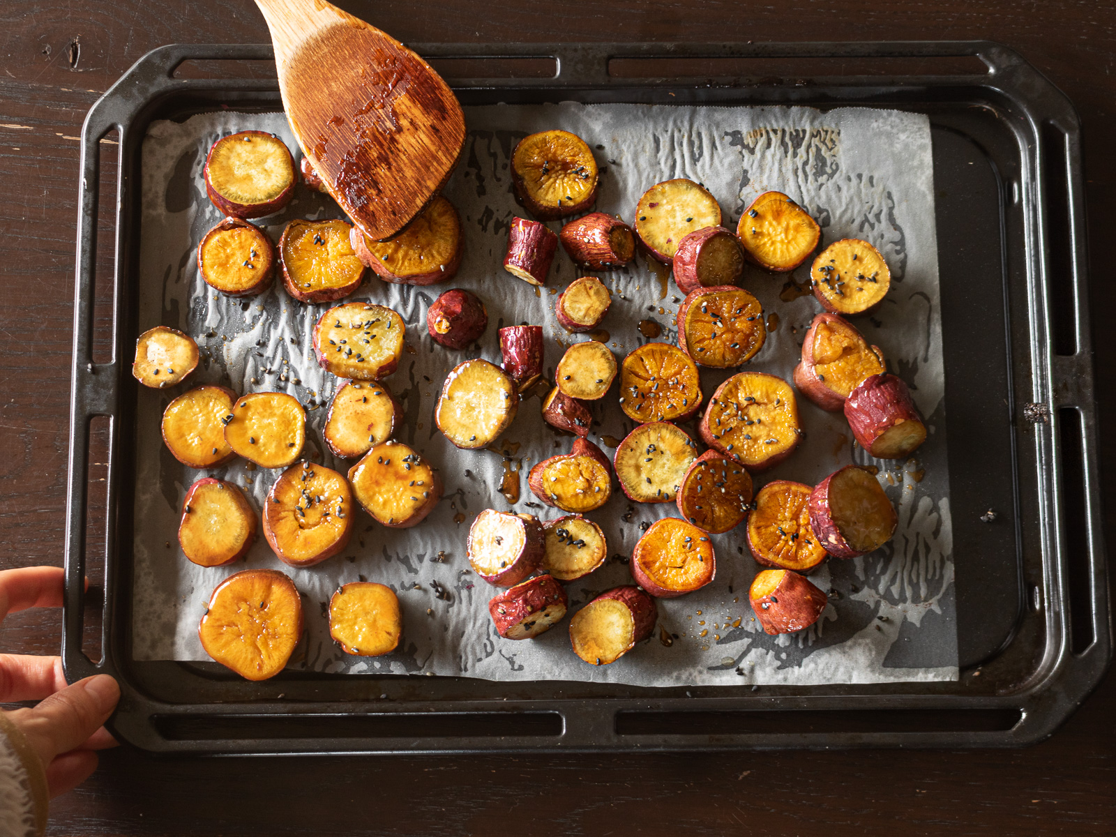 芋同士がくっつかないように天板に広げた揚げない大学芋