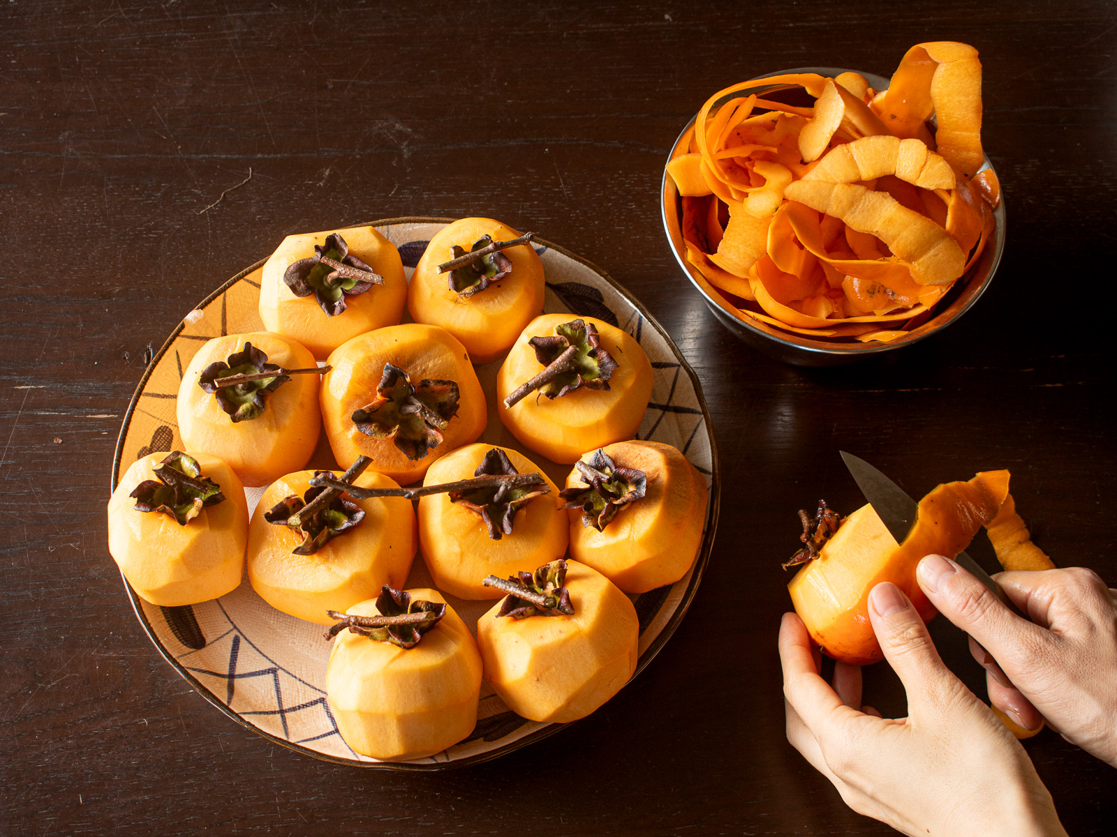 干し柿の作り方 皮をむく 枝を残してピーラーでむく