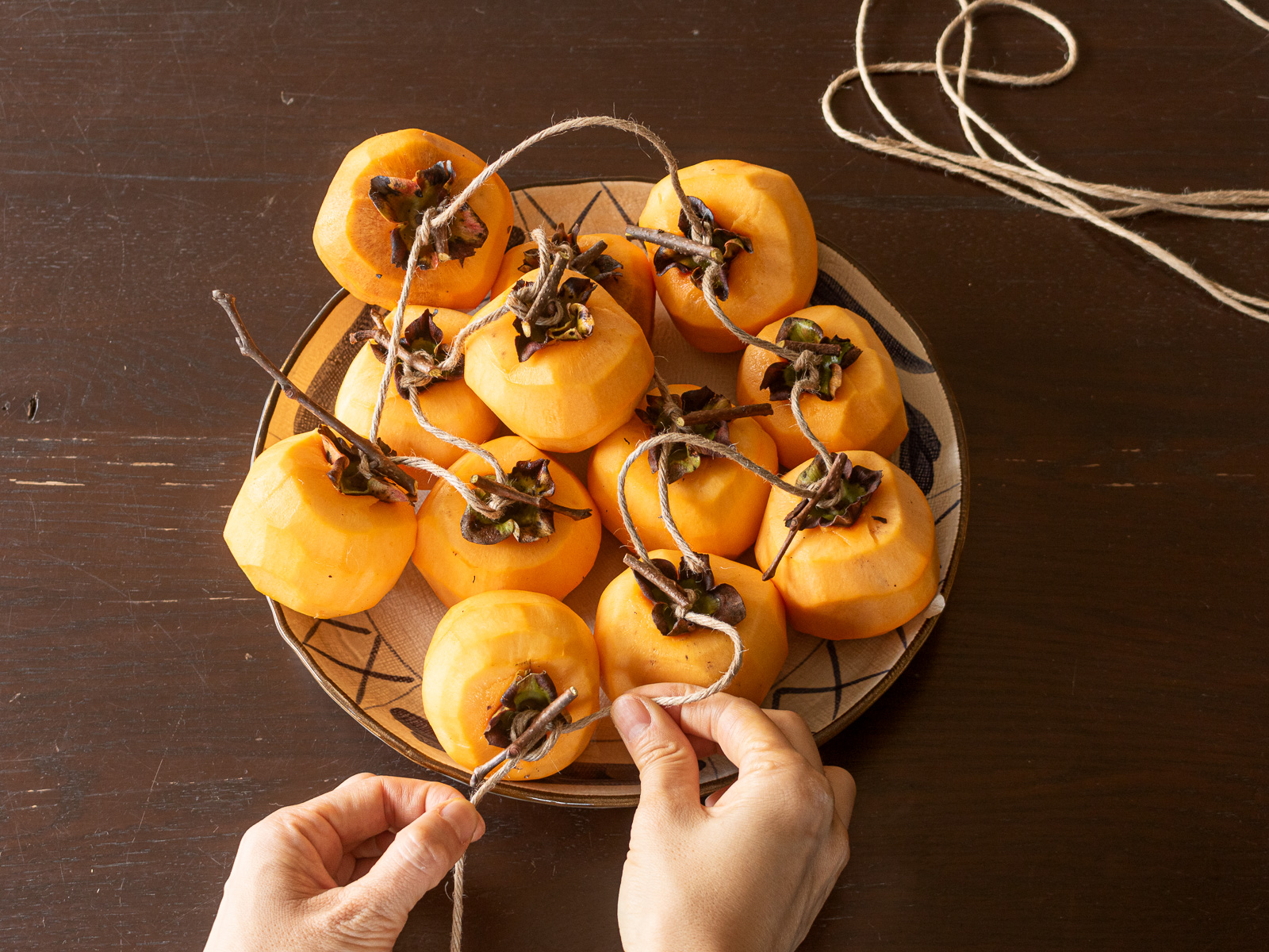 干し柿の作り方 紐を結ぶ 枝に紐を巻きつける