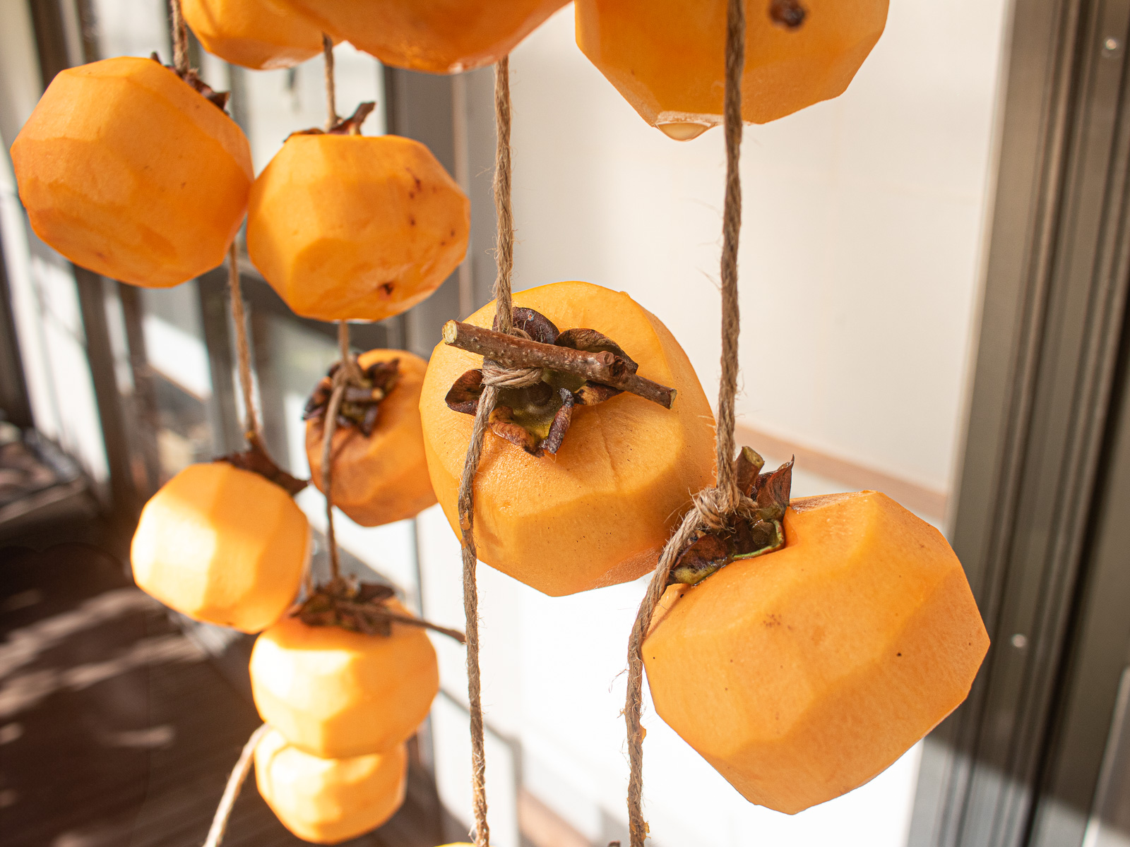 干し柿の作り方 干す 軒下に吊るして乾燥させる