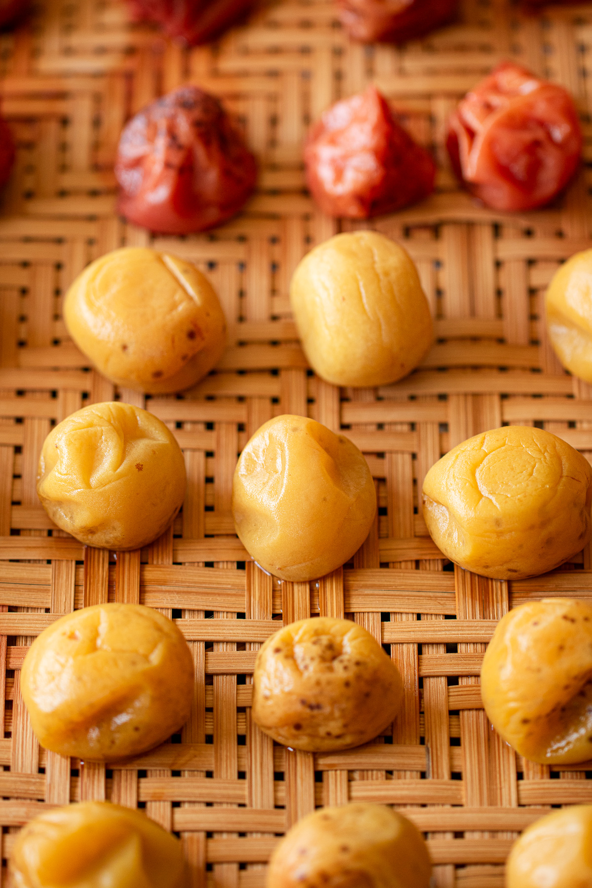 竹ざるに並べられた減塩の梅漬け