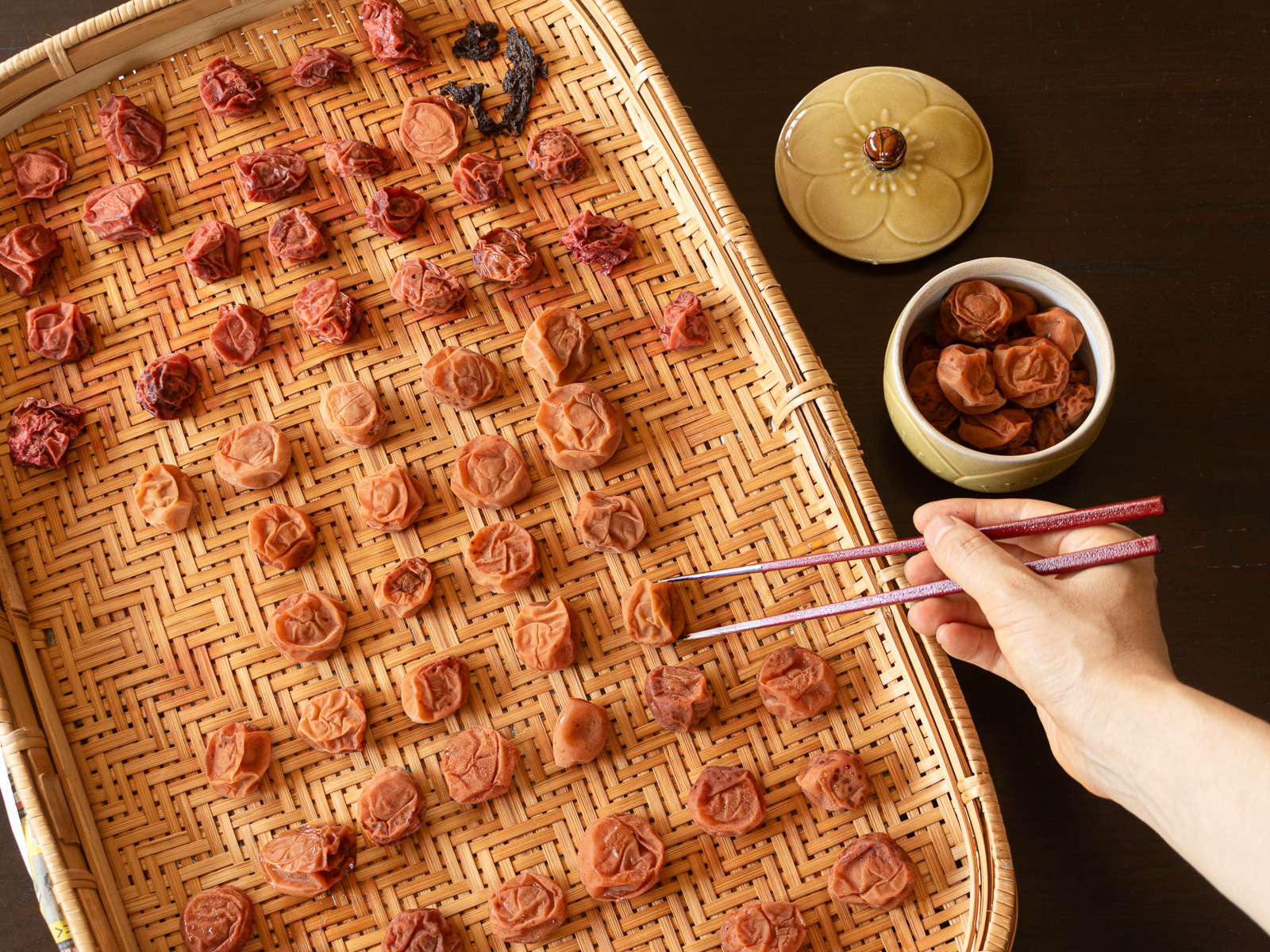 保存容器に入れて冷蔵保存する前の塩分控えめの手作り梅干しの様子