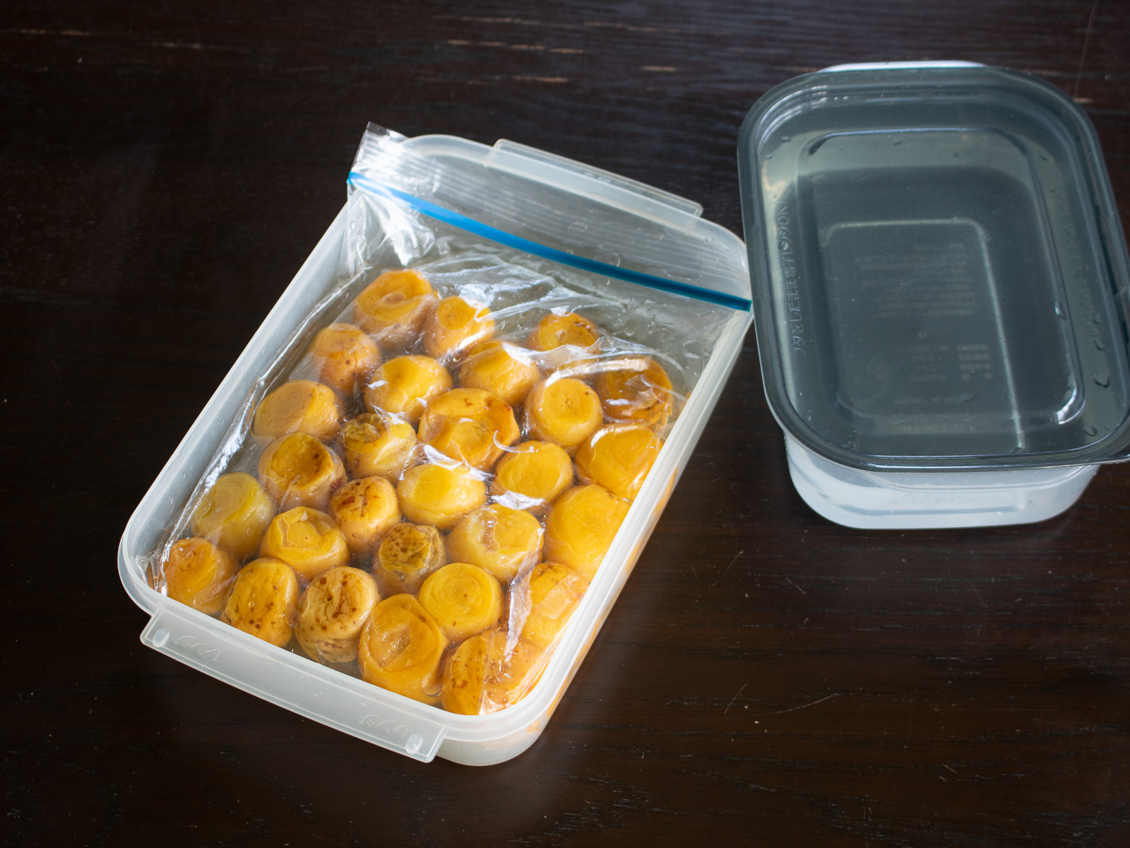 梅酢がたっぷりあがった梅漬けの様子