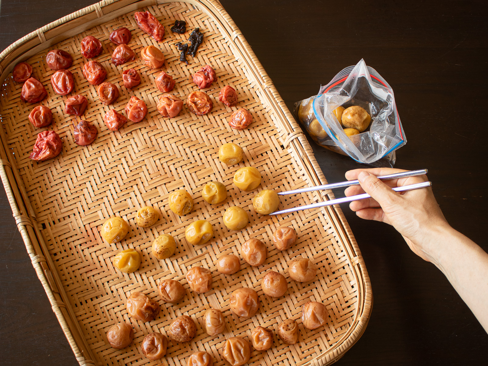 竹ざるに並べて干す準備をしている減塩梅干し