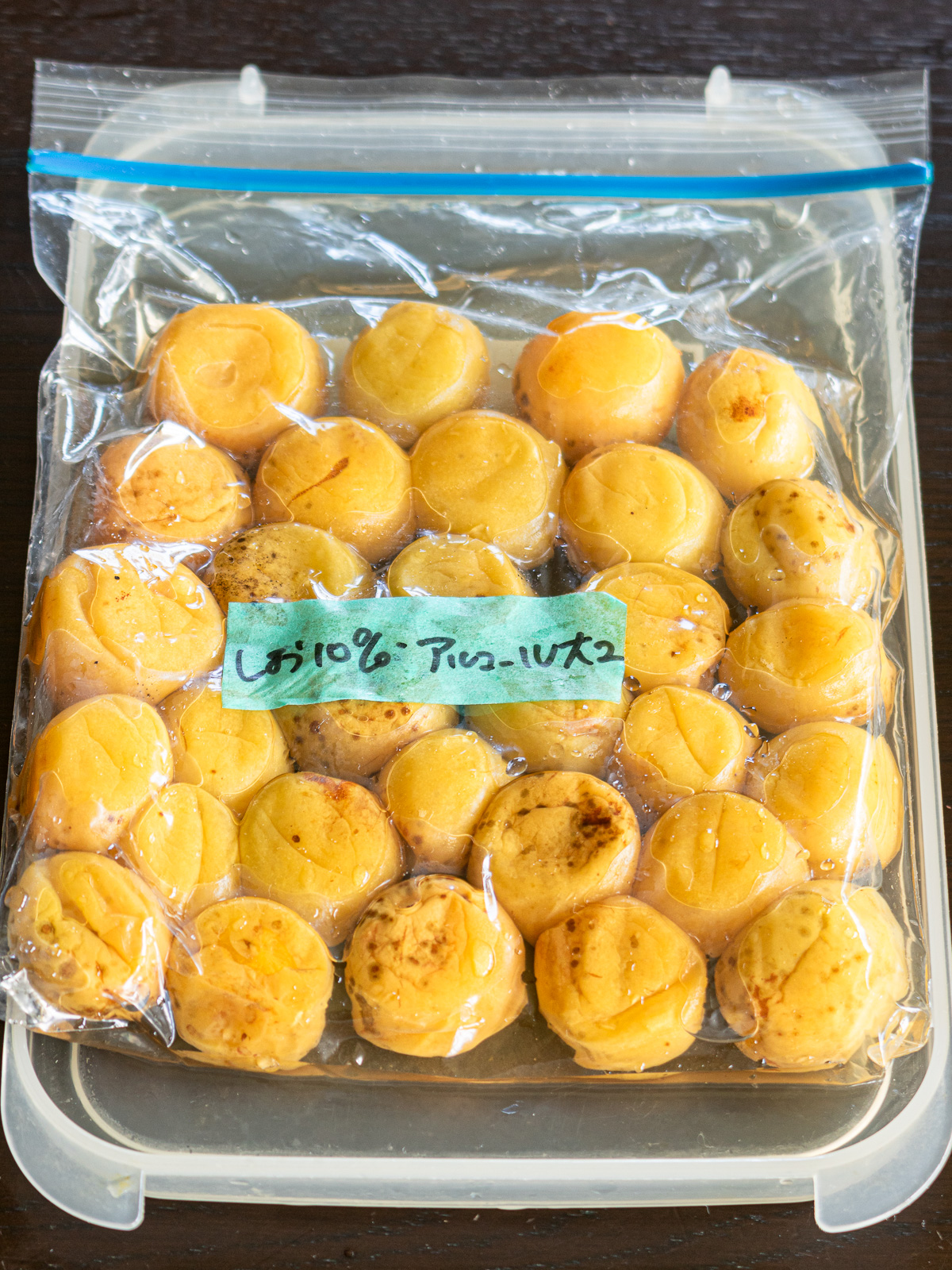 ホワイトリカーを大さじ２加えた梅漬けの様子。梅酢大さじ2に比べると梅の実は少し硬いが、梅酢がしっかりあがっている