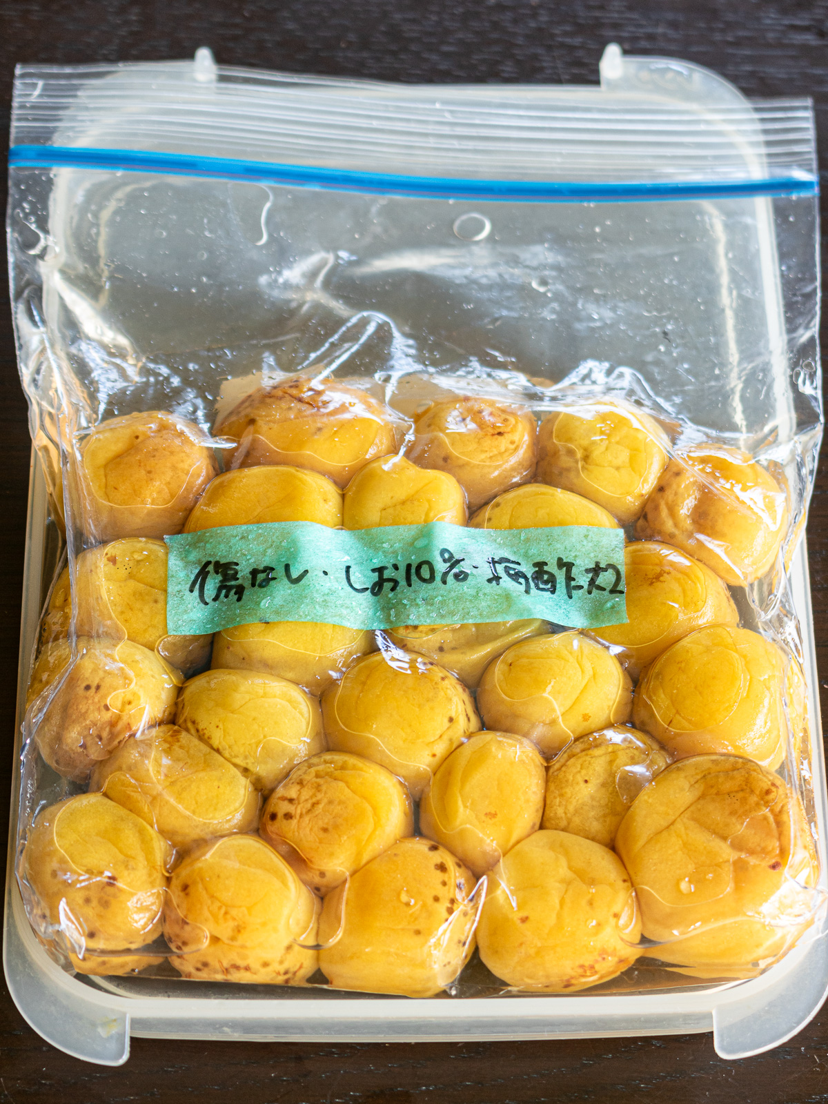 梅酢大さじ2を入れた梅漬けの様子。梅酢がしっかりあがっている