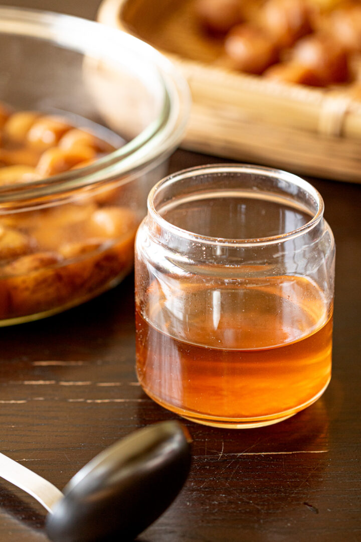 白梅酢ガラス瓶に入った透明な白梅酢