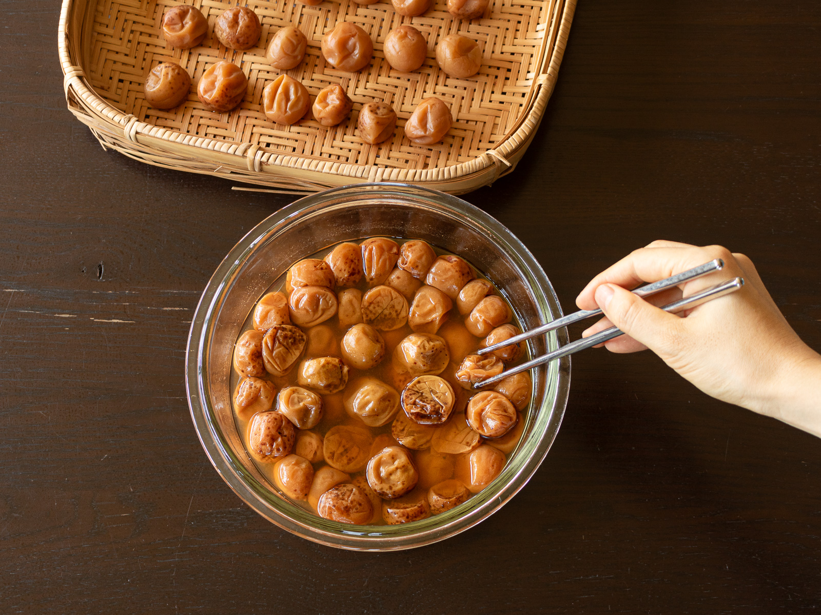 梅干しを干している様子