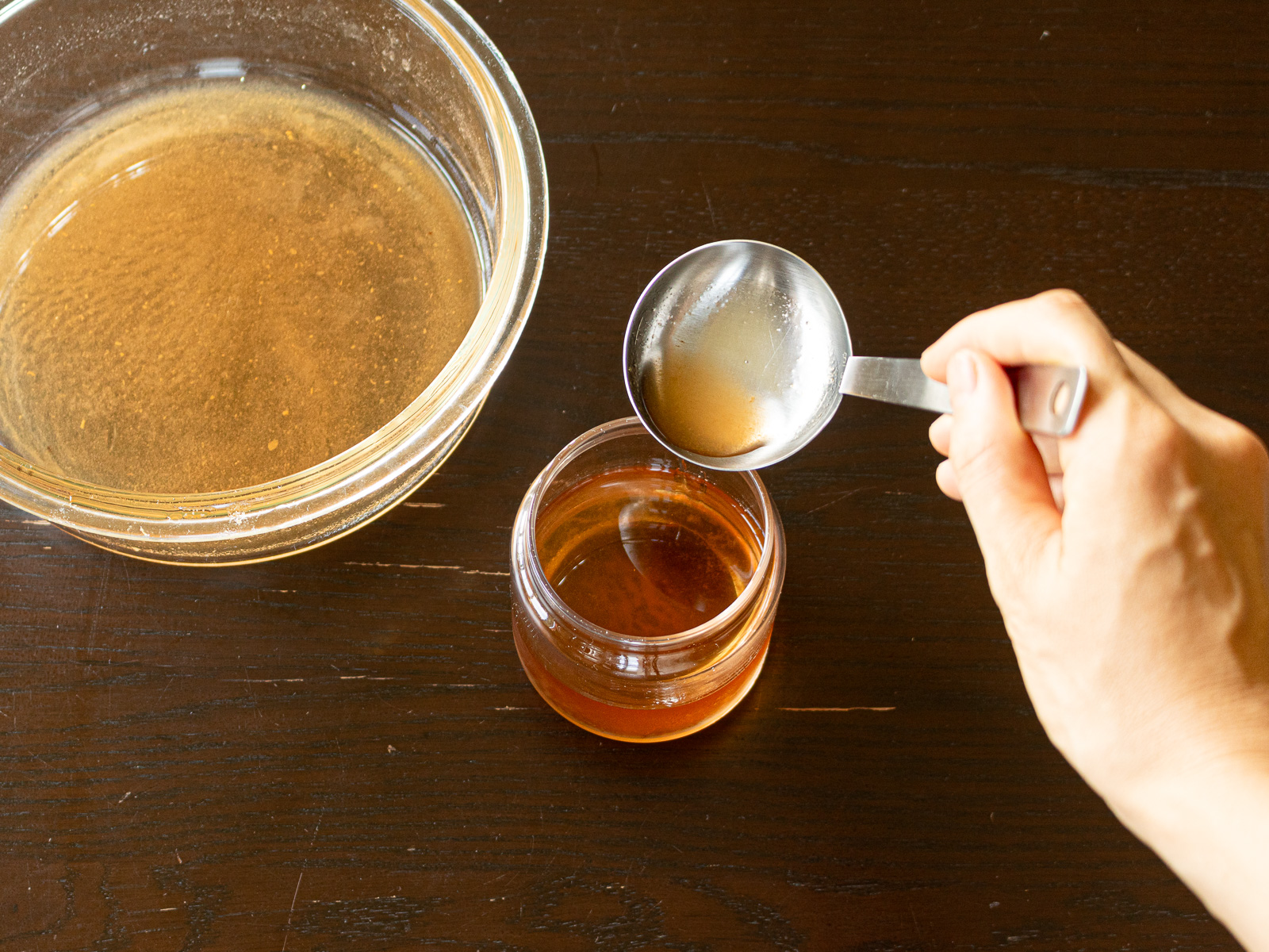 白梅酢を保存容器に入れている様子