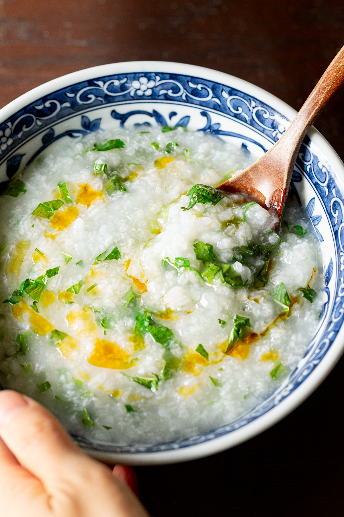 シャキシャキの青菜とパクチーがたっぷり入った栄養豊富なヴィーガン朝粥