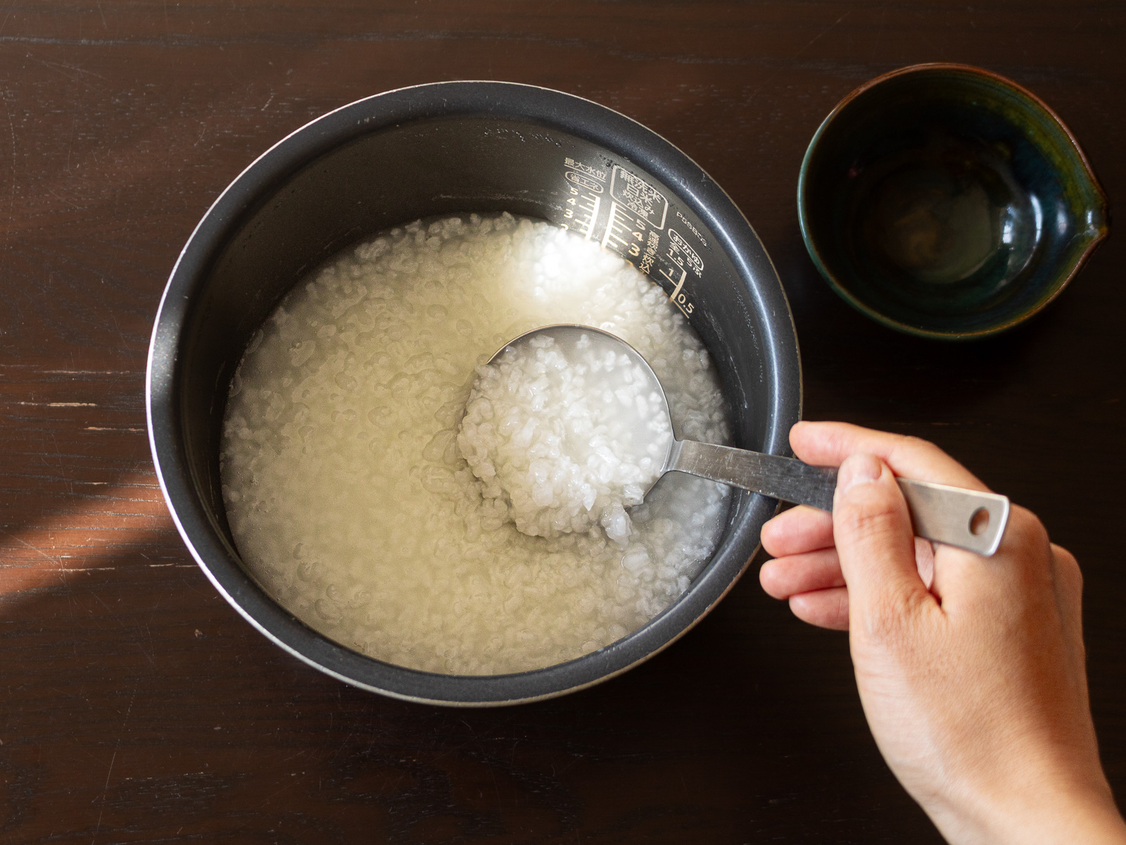 炊飯器で炊いた五分粥 - ゆるめのお粥が器に入っている様子