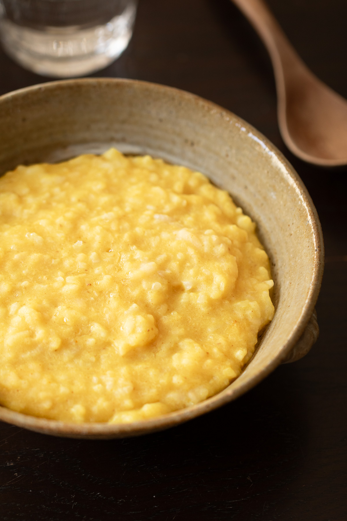 たまご粥のような黄色をしたインドの豆お粥キチリ。