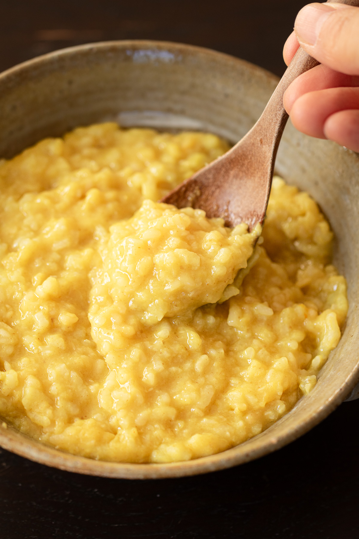 黄色が目にもやさしい、インドのスパイス粥キチリ