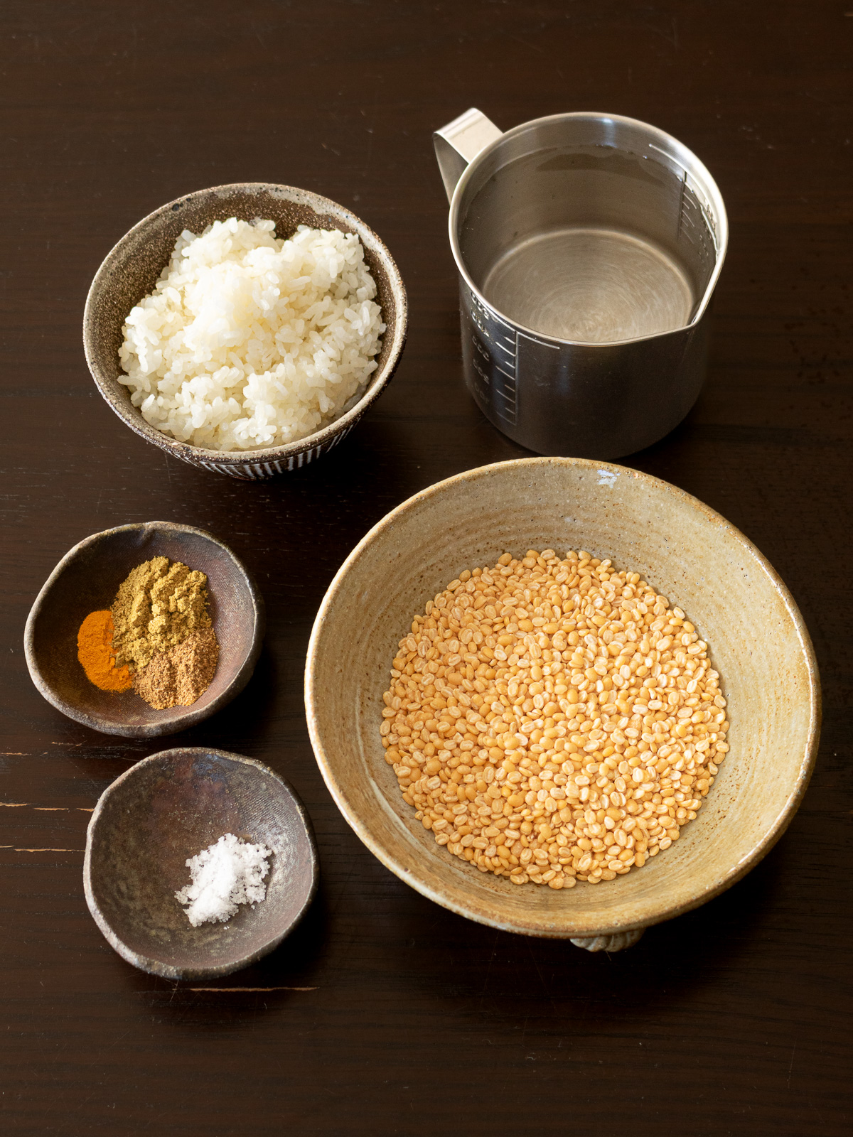 キチリの材料：ムング豆、炊けたごはん、水、スパイス、塩