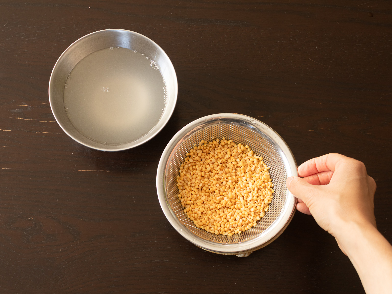 よく洗ってザルにあけたムング豆