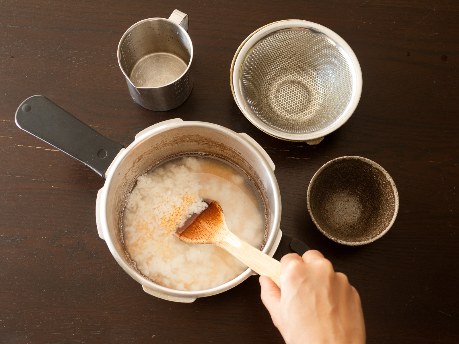 圧力鍋に入れたご飯とムング豆と水