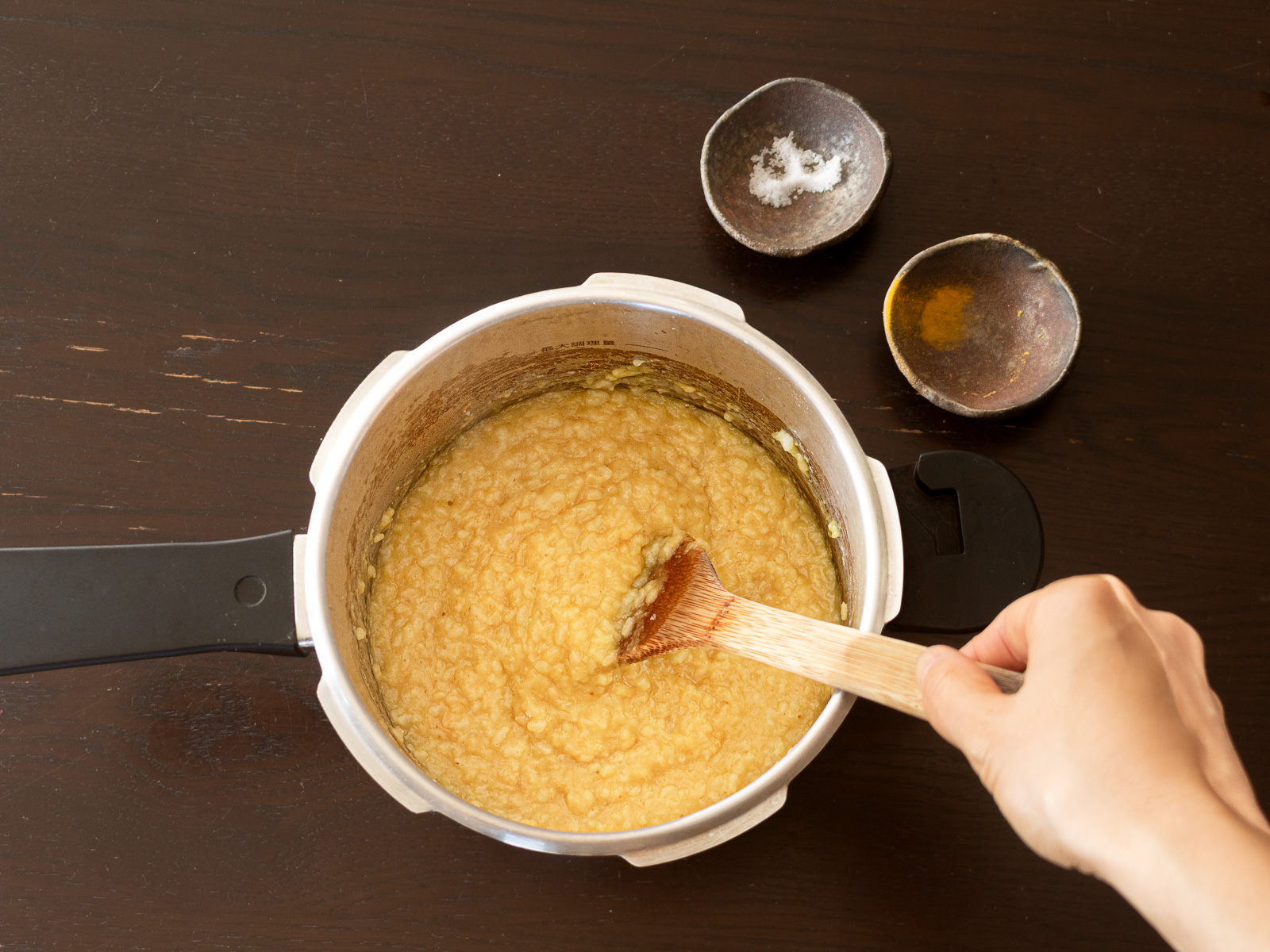 スパイスと塩で味を整えたインドのスパイス粥キチリ