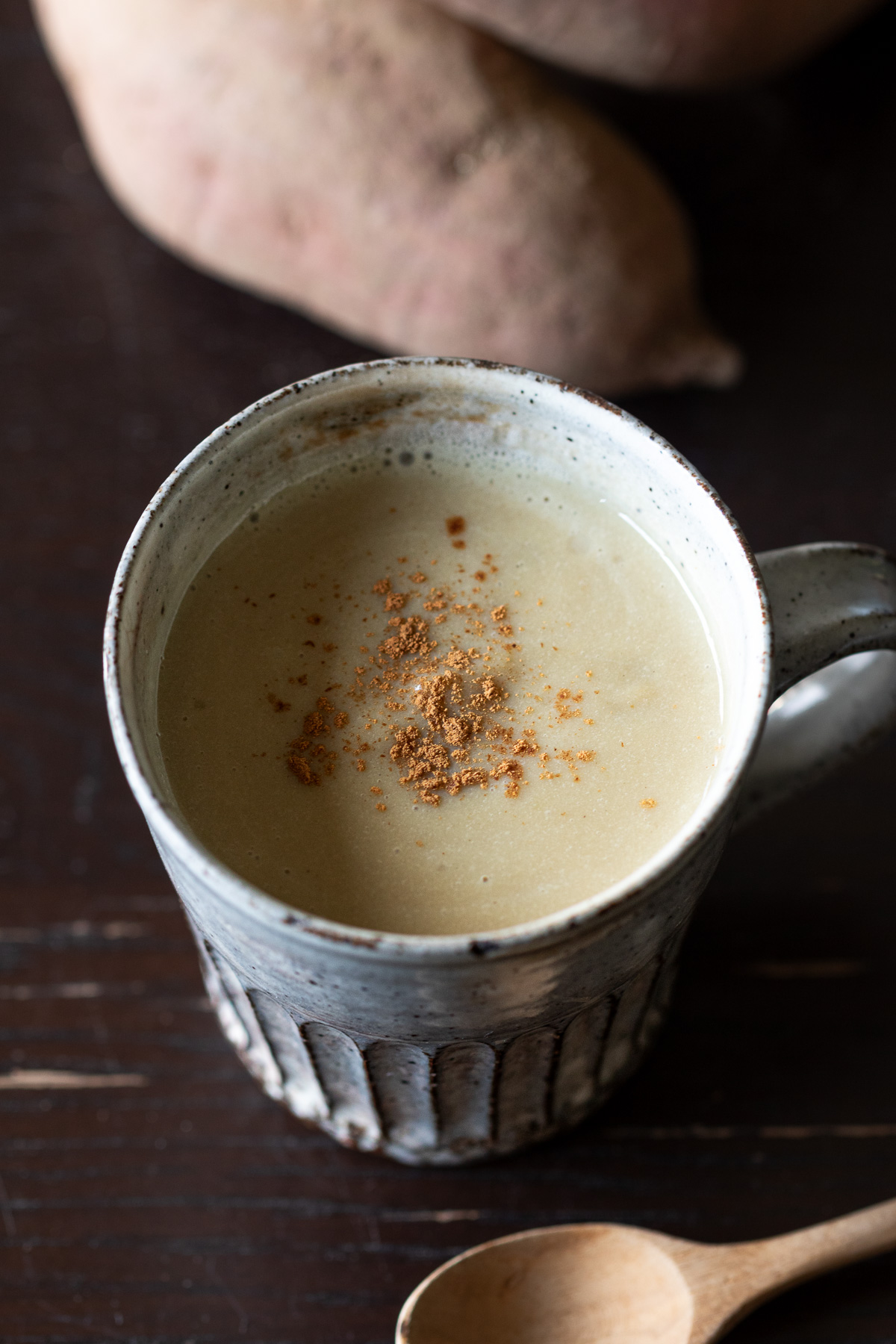 インスタントコーヒーを加えたモカ風さつま芋のラテ。秋のほっこりおやつ時間に