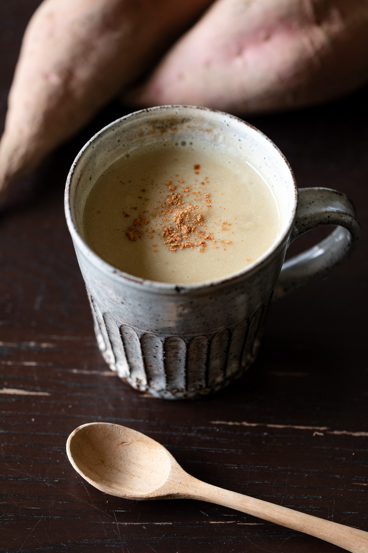 焼き芋のアレンジレシピ、カップに注がれた韓国風さつま芋ラテ（コグマラテ）。焼き芋と豆乳で作った濃厚クリーミーなヴィーガンドリンク