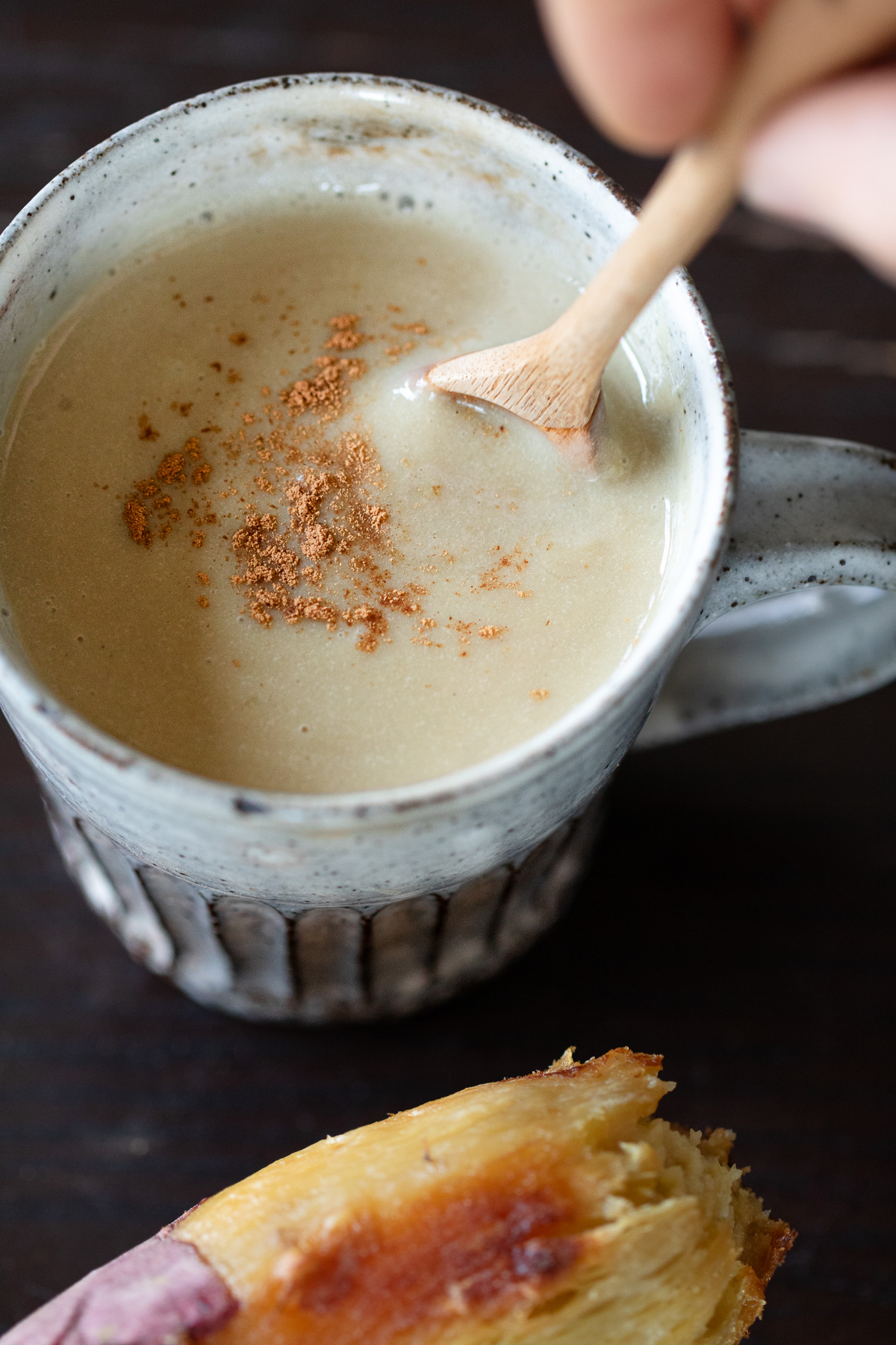 とろりと濃厚なさつま芋ラテのクローズアップ。焼き芋の自然な甘みが味わえる