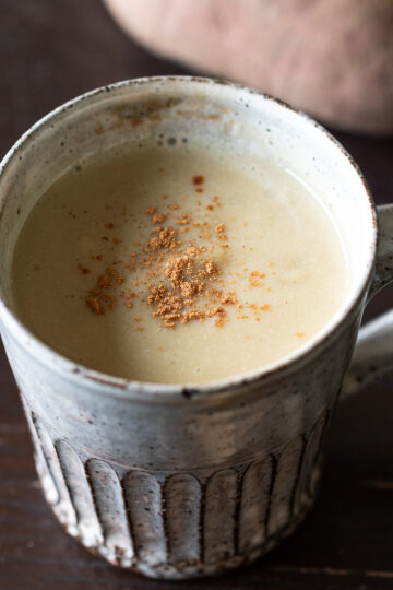 焼き芋のアレンジレシピ、カップに注がれた韓国風さつま芋ラテ（コグマラテ）。焼き芋と豆乳で作った濃厚クリーミーなヴィーガンドリンク