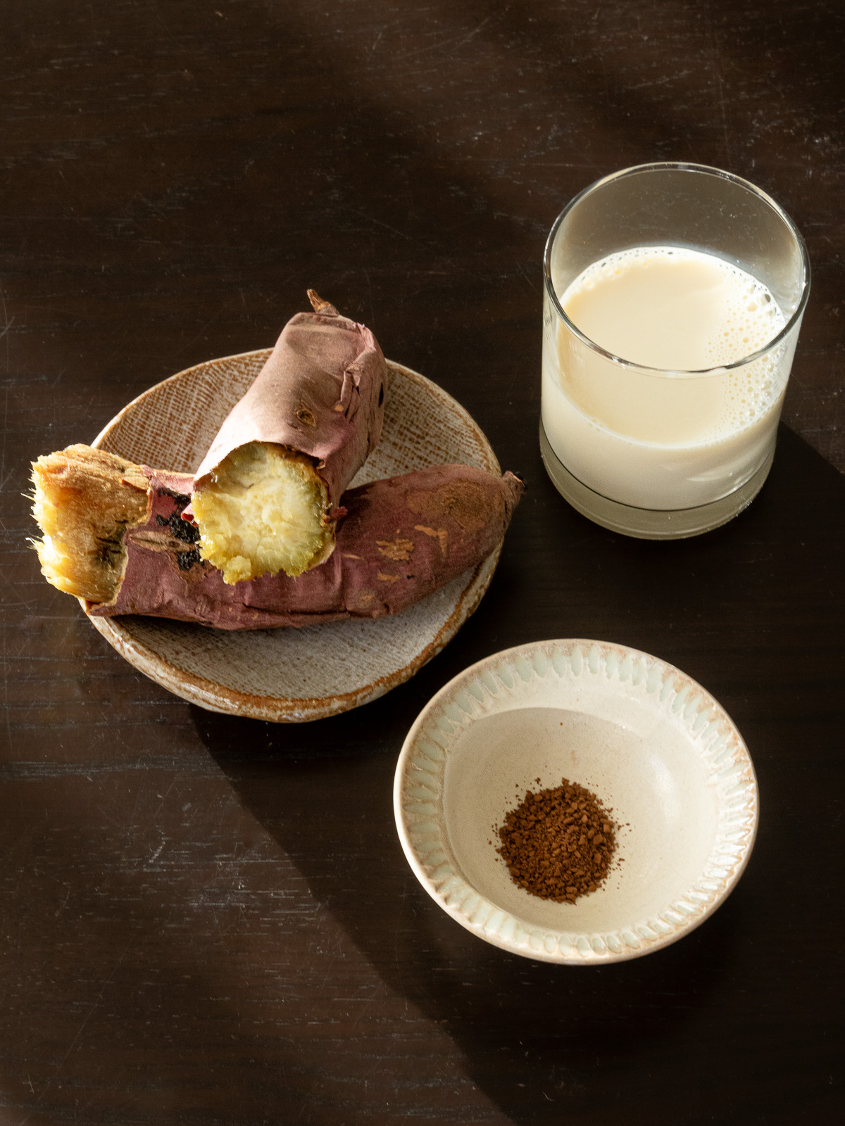 さつま芋ラテの材料：焼き芋、豆乳、インスタントコーヒー、シナモンパウダー