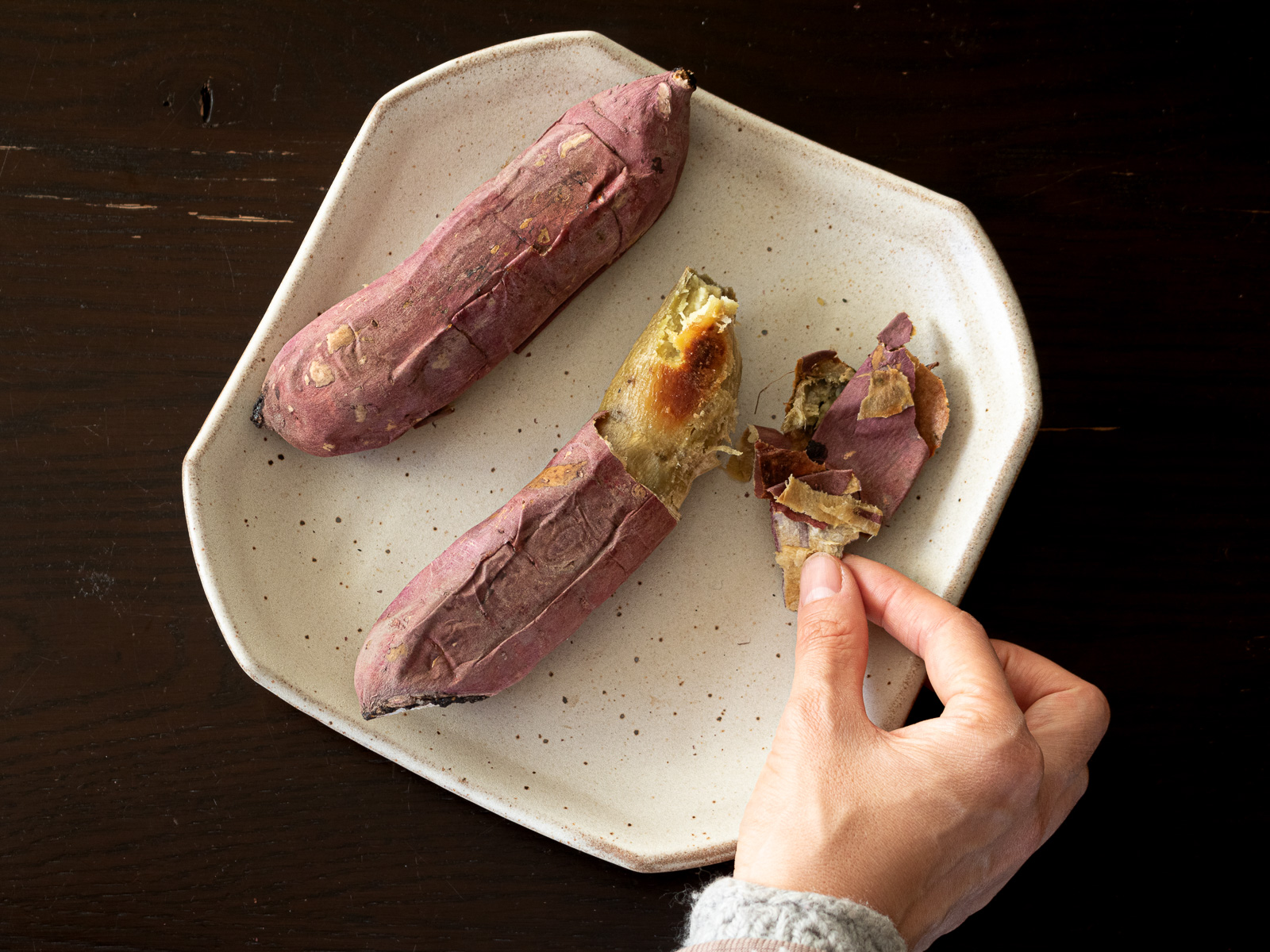 皮をむいた焼き芋。さつま芋ラテの準備工程