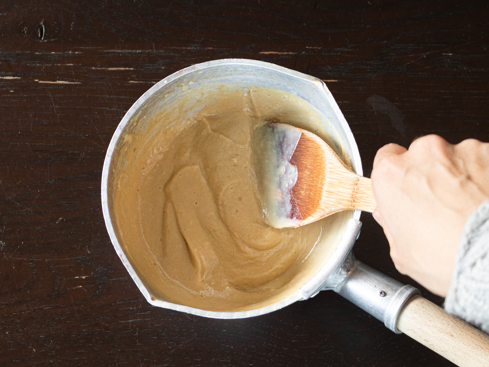 鍋で温めているさつま芋ラテ。焦げないように混ぜながら加熱する
