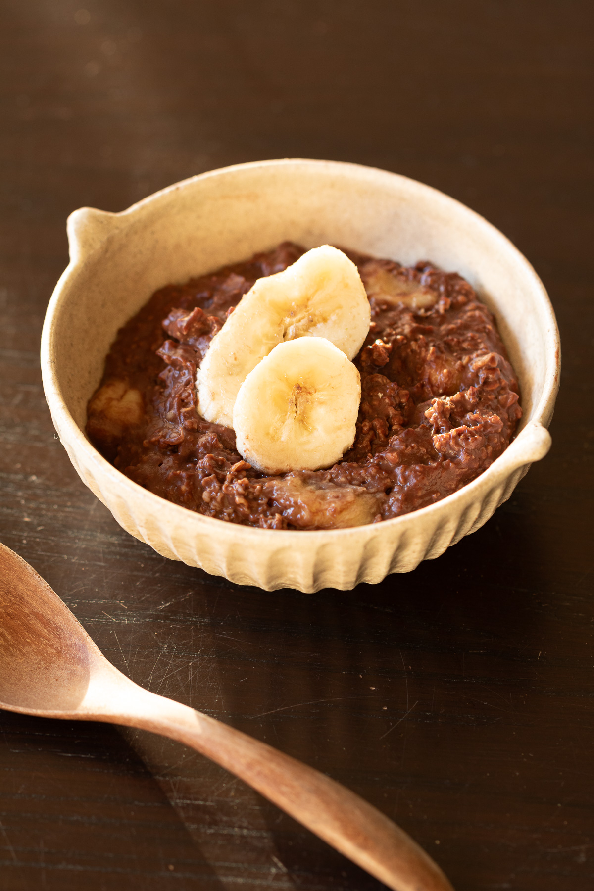 ココアとバナナのオートミール粥。お砂糖なしでも自然な甘さの、簡単ヴィーガン朝食・おやつレシピ。