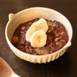 ココアとバナナのオートミール粥。お砂糖なしでも自然な甘さの、簡単ヴィーガン朝食・おやつレシピ。