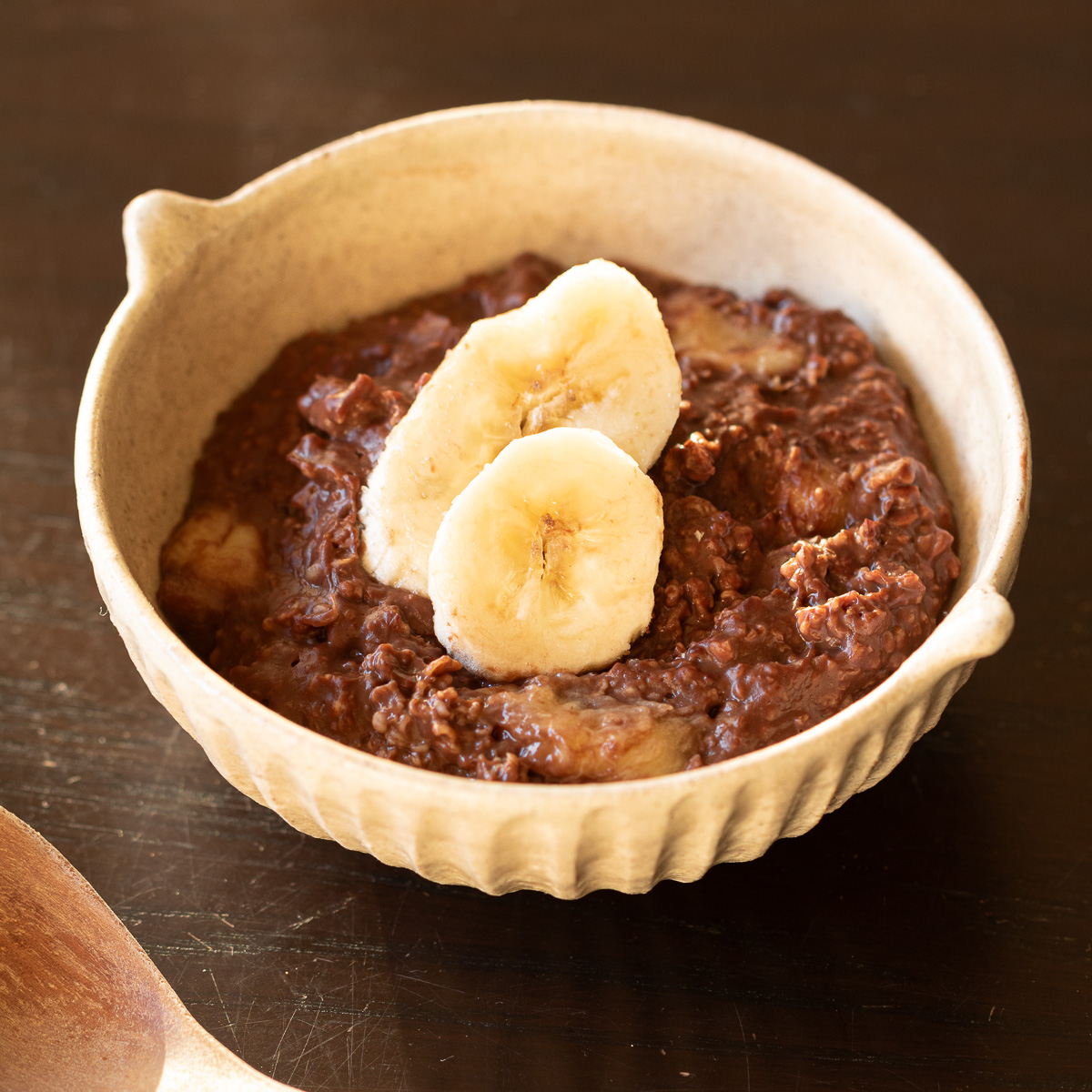 ココアとバナナのオートミール粥。お砂糖なしでも自然な甘さの、簡単ヴィーガン朝食・おやつレシピ。