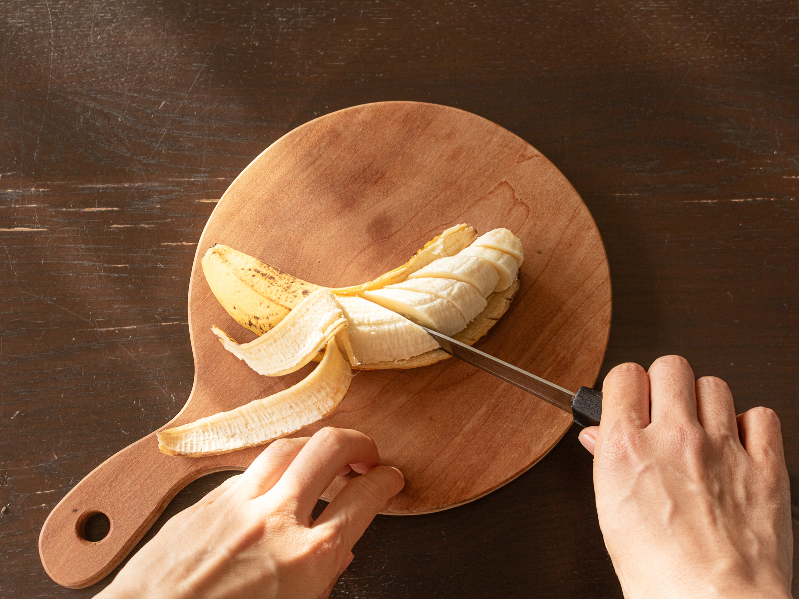 まな板の上でスライスした完熟バナナ