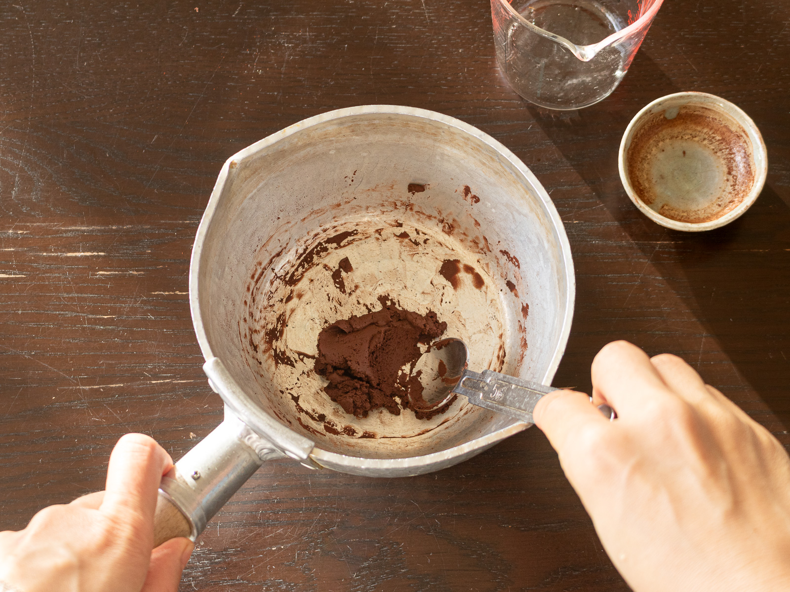 鍋で水と一緒に滑らかになるまで練り上げたココアパウダー