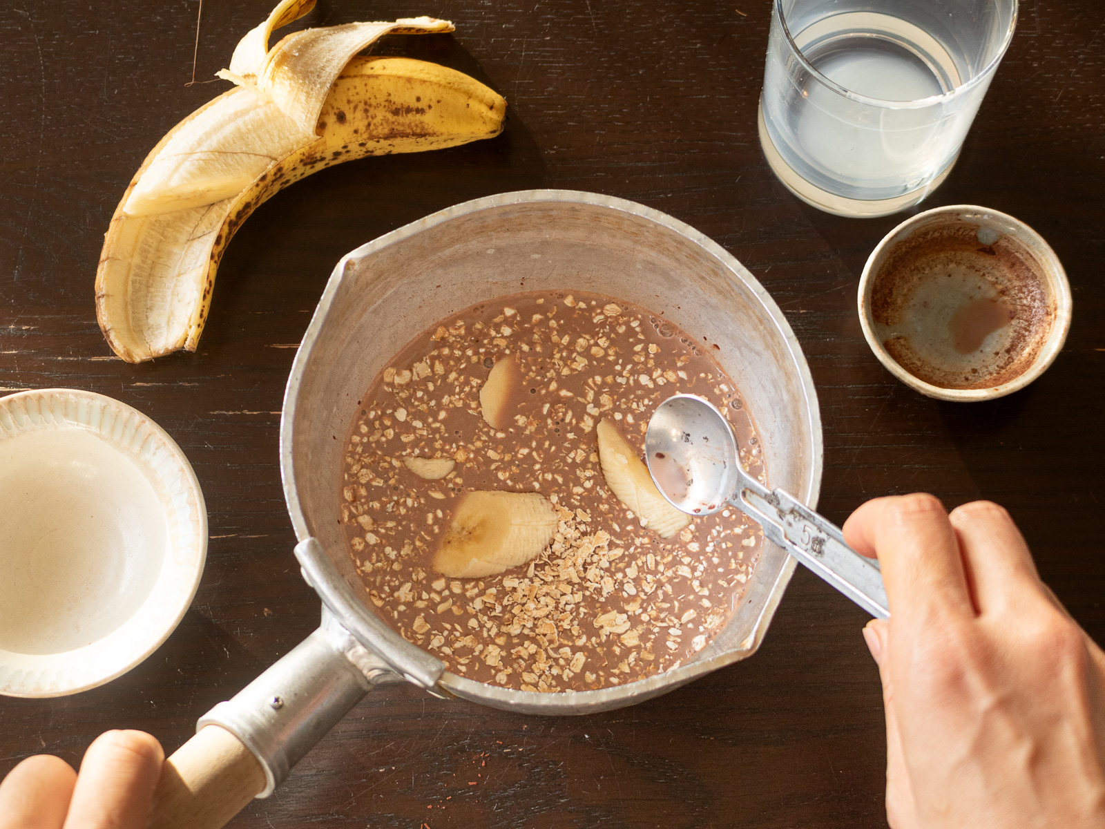 鍋に入ったココアとバナナのオートミール粥の材料