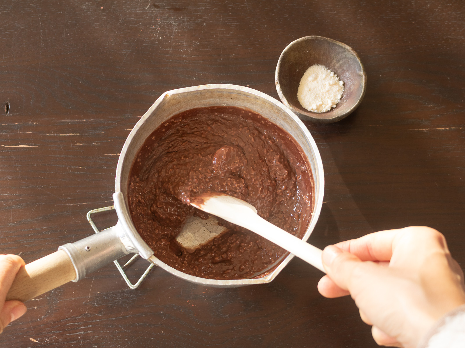 とろりとした食感になるまで加熱したココアとバナナのオートミール粥