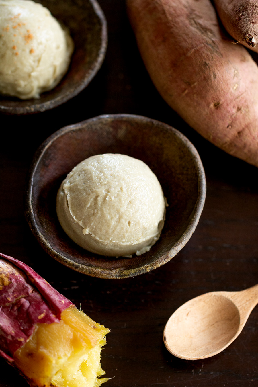 器に盛り付けた焼き芋のヴィーガンアイス、スプーンを添えて