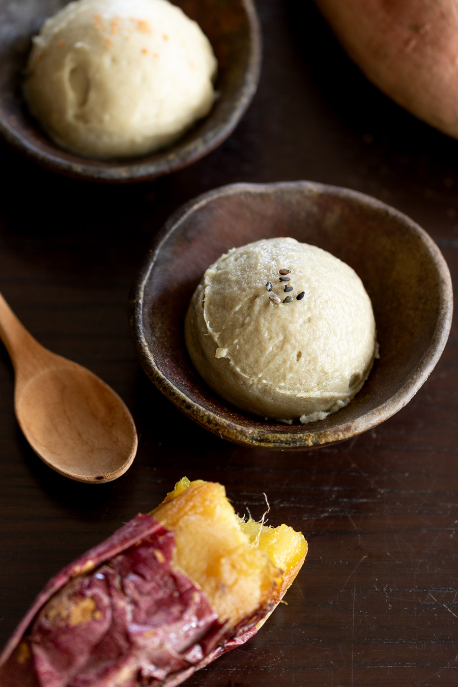 黒胡麻をトッピングしたさつまいものヴィーガンアイスクリーム