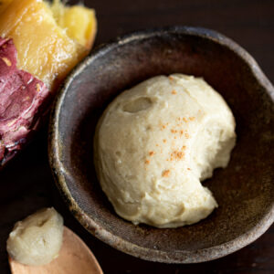 焼き芋とココナッツミルクで作った濃厚なさつま芋のヴィーガンアイスクリーム。陶器のお皿にのせてシナモンをトッピング。