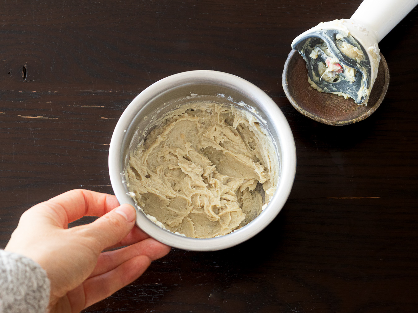 ハンドブレンダーで焼き芋とココナッツミルクを混ぜている様子