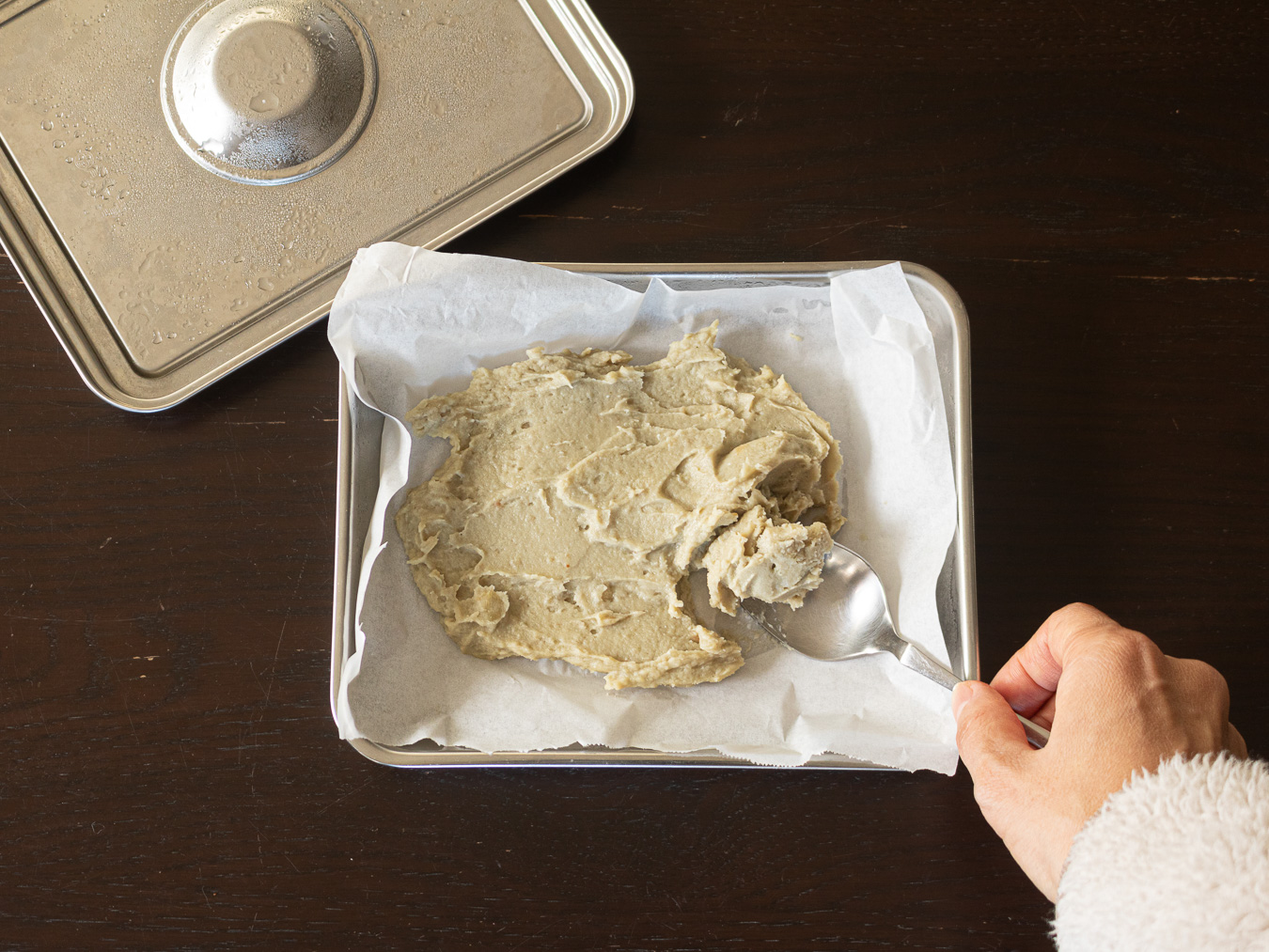 バットにクッキングシートを敷いて、さつまいもクリームを平らに広げる