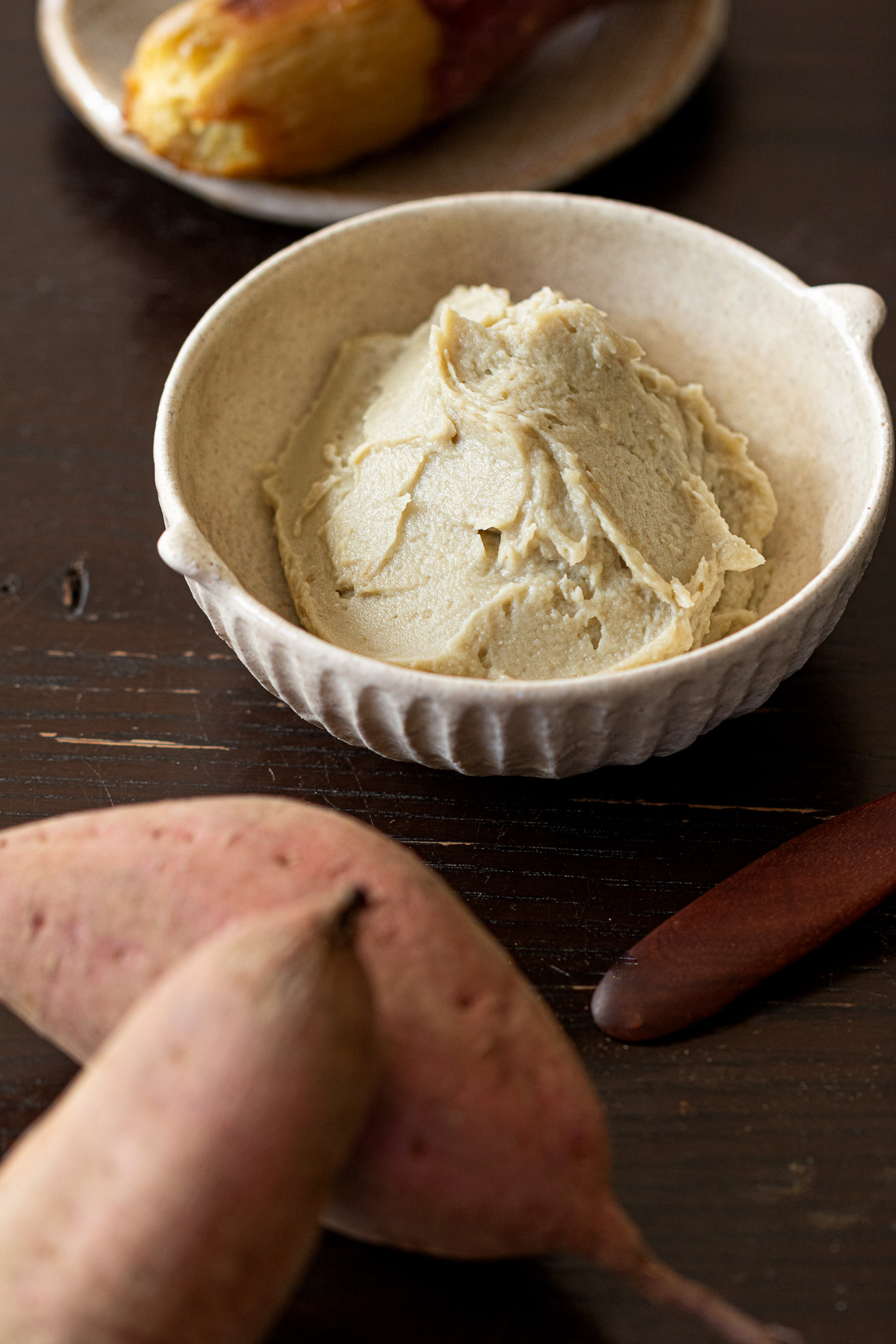 白い器に盛られたやさしい甘さのさつまいものクリーム