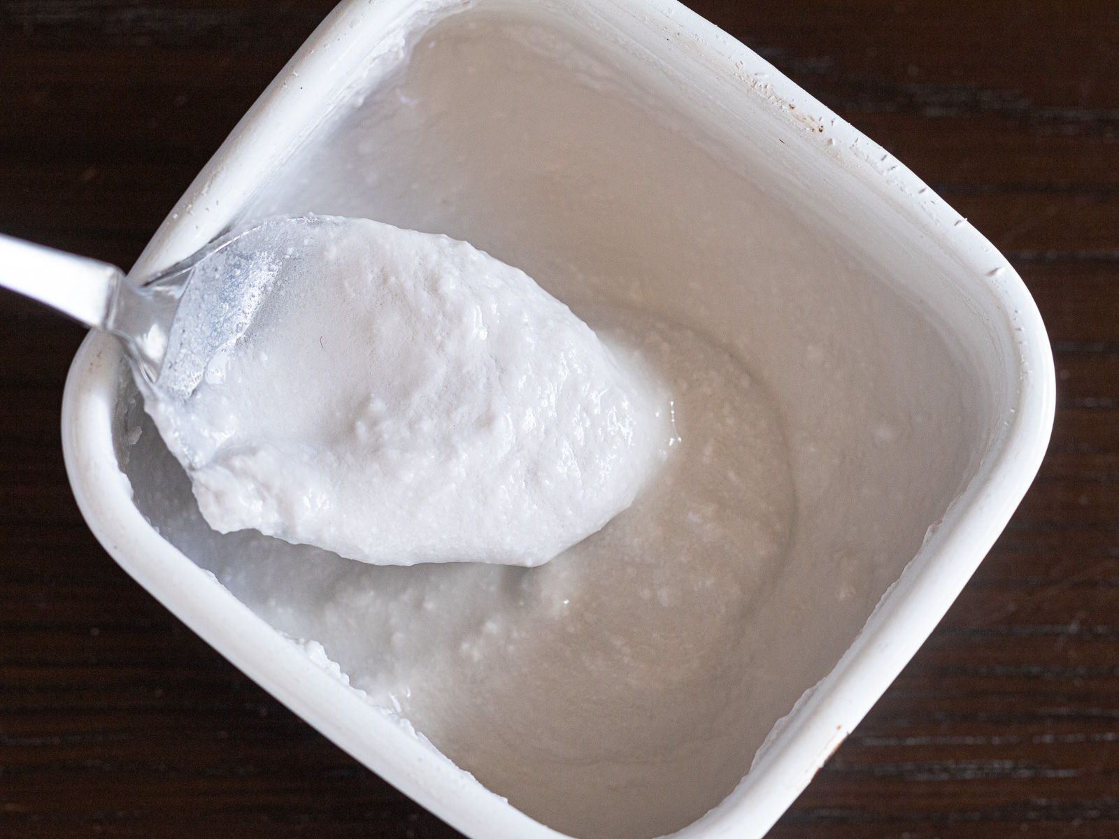 冷蔵庫で冷やしてどろっと固まったココナッツミルク