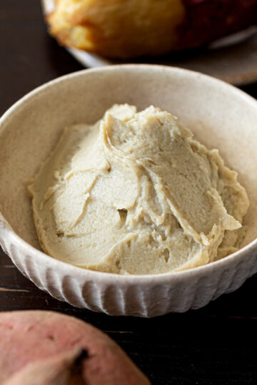 さつまいものヴィーガンモンブランクリーム - 白い器に入った濃厚でなめらかな焼き芋クリーム